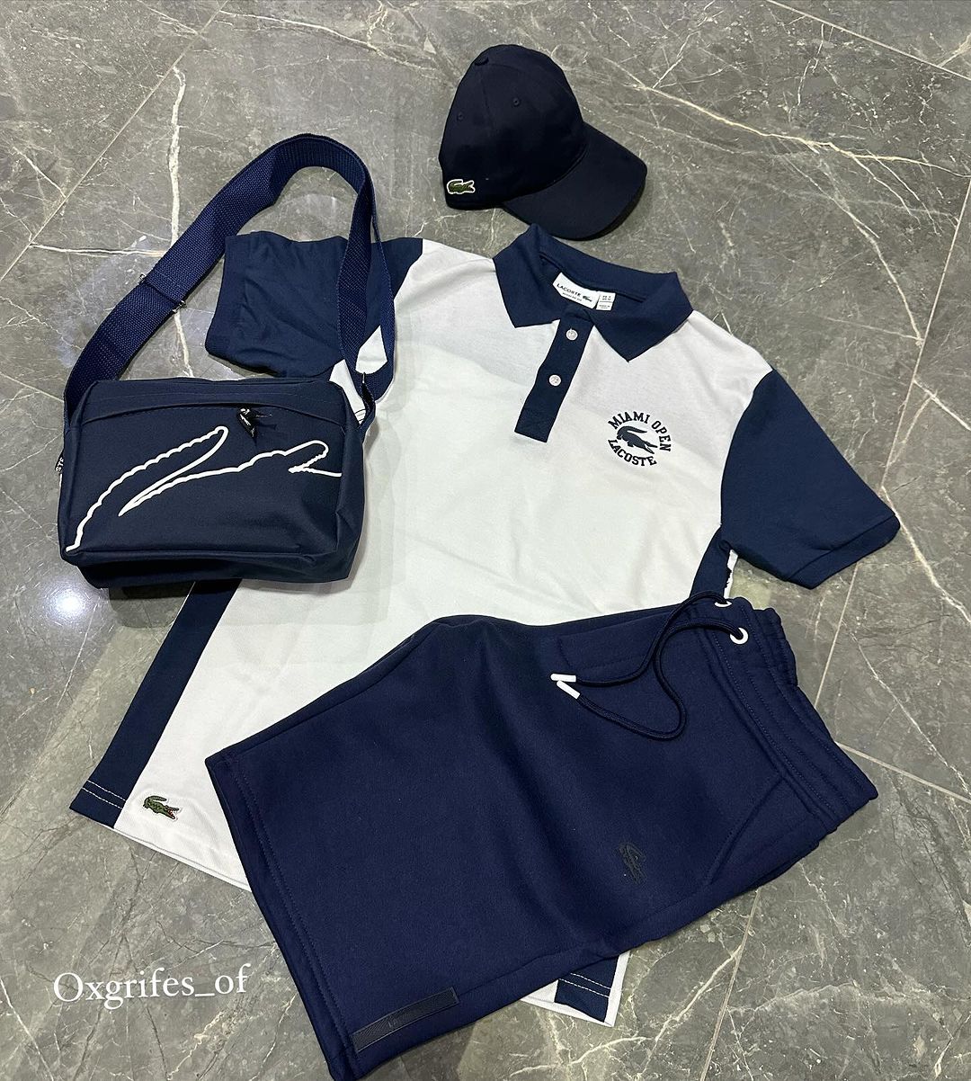 ENSEMBLE LACOSTE (CHEMISE+SHORT+CASQUETTE+SAC)