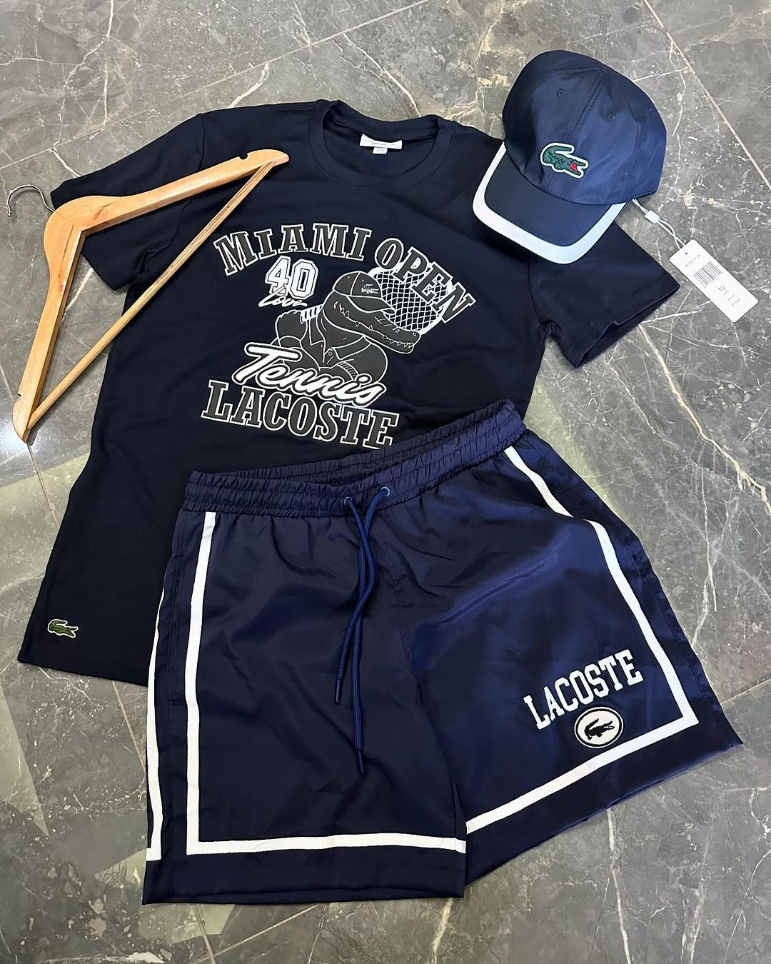 ENSEMBLE LACOSTE (CHEMISE+SHORT+CASQUETTE)